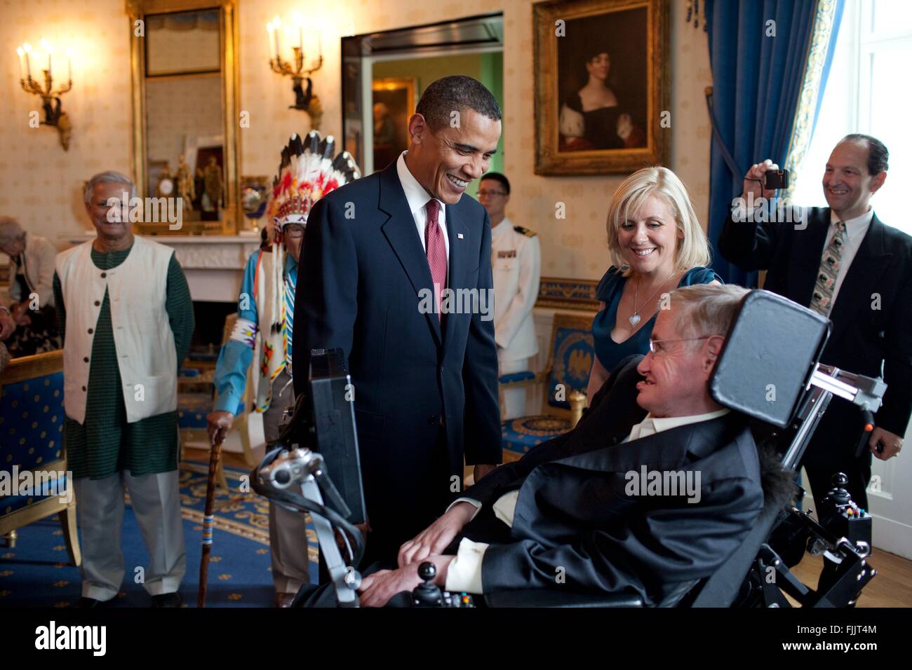 US-Präsident Barack Obama spricht mit Prof. Stephen Hawking vor einer Zeremonie präsentiert ihn und 15 weitere Personen die Presidential Medal Of Freedom in the Blue Room des weißen Hauses 12. August 2009 in Washington, DC. Die Medal Of Freedom ist höchste zivile Auszeichnung des Landes. Stockfoto