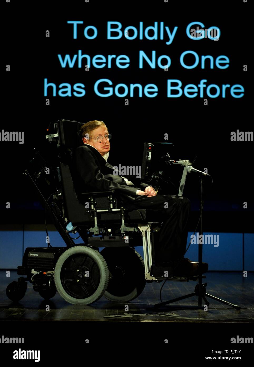 Dr. Stephen Hawking, Professor für Mathematik an der University of Cambridge, liefert eine Rede mit dem Titel warum wir in den Raum während einer Vorlesung zu Ehren NASAs gehen sollte 50. Jahrestag an der George Washington University Morton Auditorium 21. April 2008 in Washington, DC. Stockfoto