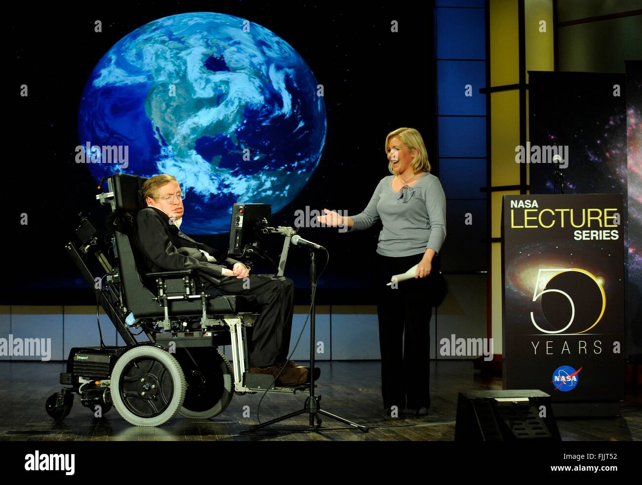 Lucy Hawking bespricht Raum Ausbildung bei ihrem Vater, Dr. Stephen Hawking, Professor für Mathematik an der University of Cambridge, während einer Vorlesung zu Ehren NASAs 50. Jahrestag an der George Washington University Morton Auditorium 21. April 2008 in Washington, DC. Stockfoto