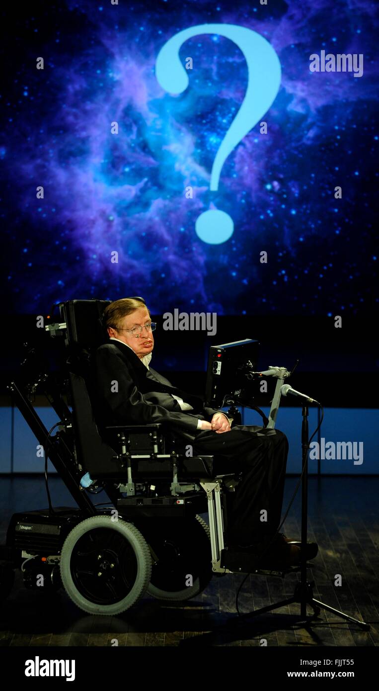 Dr. Stephen Hawking, Professor für Mathematik an der University of Cambridge, während einer Vorlesung zu Ehren NASAs 50. Jahrestag an der George Washington University Morton Auditorium 21. April 2008 in Washington, DC. Stockfoto