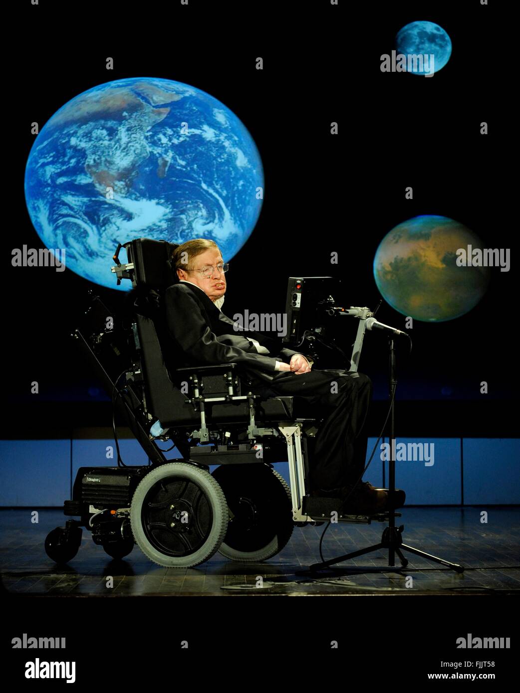 Dr. Stephen Hawking, Professor für Mathematik an der University of Cambridge, liefert eine Rede mit dem Titel warum wir in den Raum während einer Vorlesung zu Ehren NASAs gehen sollte 50. Jahrestag an der George Washington University Morton Auditorium 21. April 2008 in Washington, DC. Stockfoto