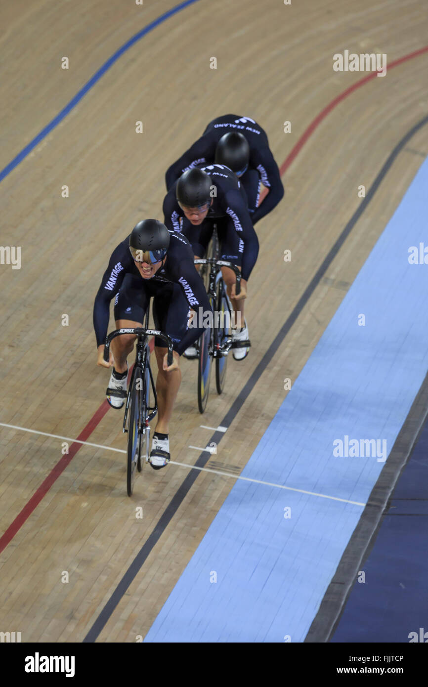 London, UK, 2. März 2016. UCI 2016 Track Cycling World Championships. Neuseeland, mit Ethan Mitchell, Sam Webster und Edward Dawkins behauptet Gold im Teamsprint der Männer nach dem Sieg gegen die Niederlande mit Nils Van ' t Hoenderdaal, Jeffery Hoogland und Matthijs Buchli, im Finale Gold-Medaille; Ihre Titel behalten. Bildnachweis: Clive Jones/Alamy Live-Nachrichten Stockfoto