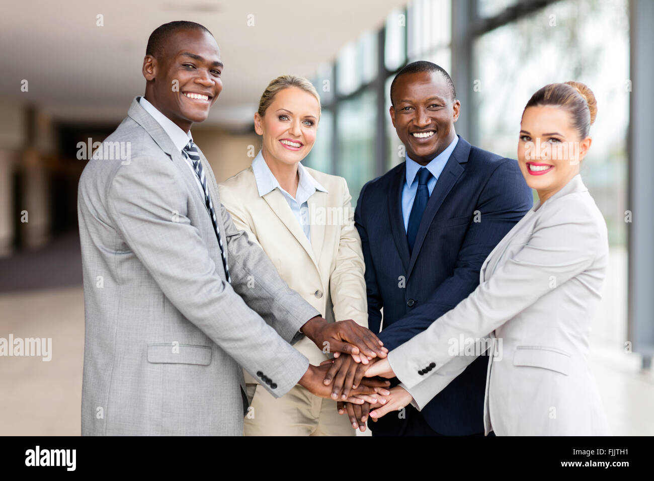 erfolgreiche Business-Team setzen ihre Hände zusammen Stockfoto