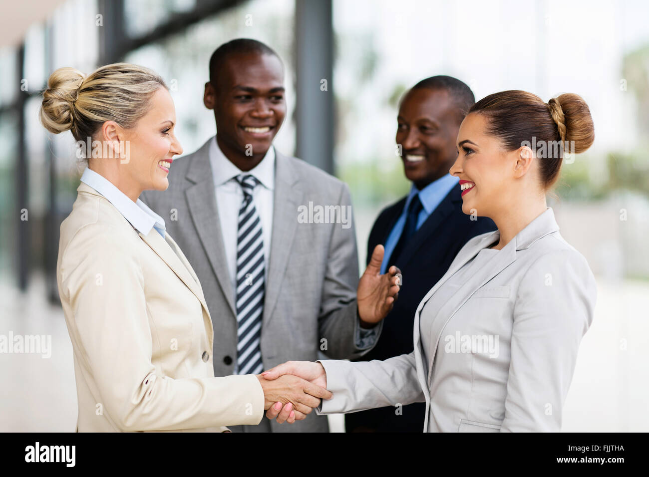 fröhlich Business Team einladende Geschäftsfrau Stockfoto
