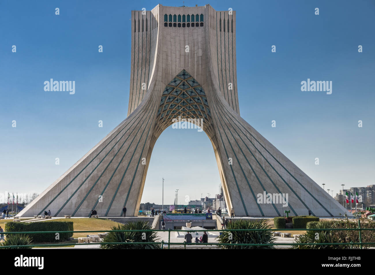 Teheran, Iran - Februar 2016 - Azadi-Turm, ein größtenteils das wichtigste Denkmal in Teheran auf Winter. Iran, 2016 Stockfoto