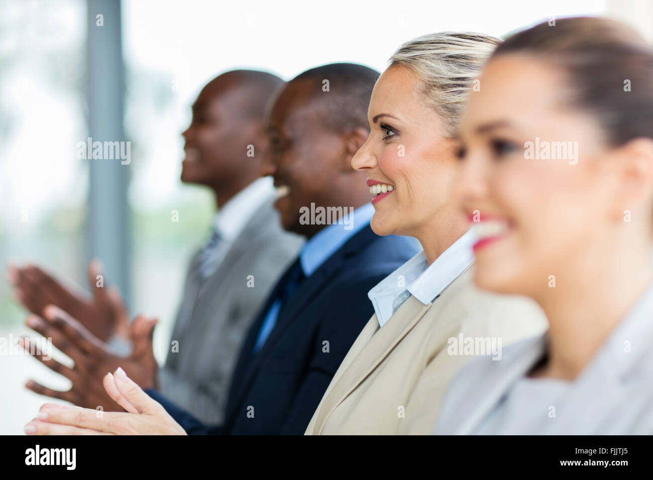 Gruppe von multikulturellen Business-Leute applaudieren Stockfoto