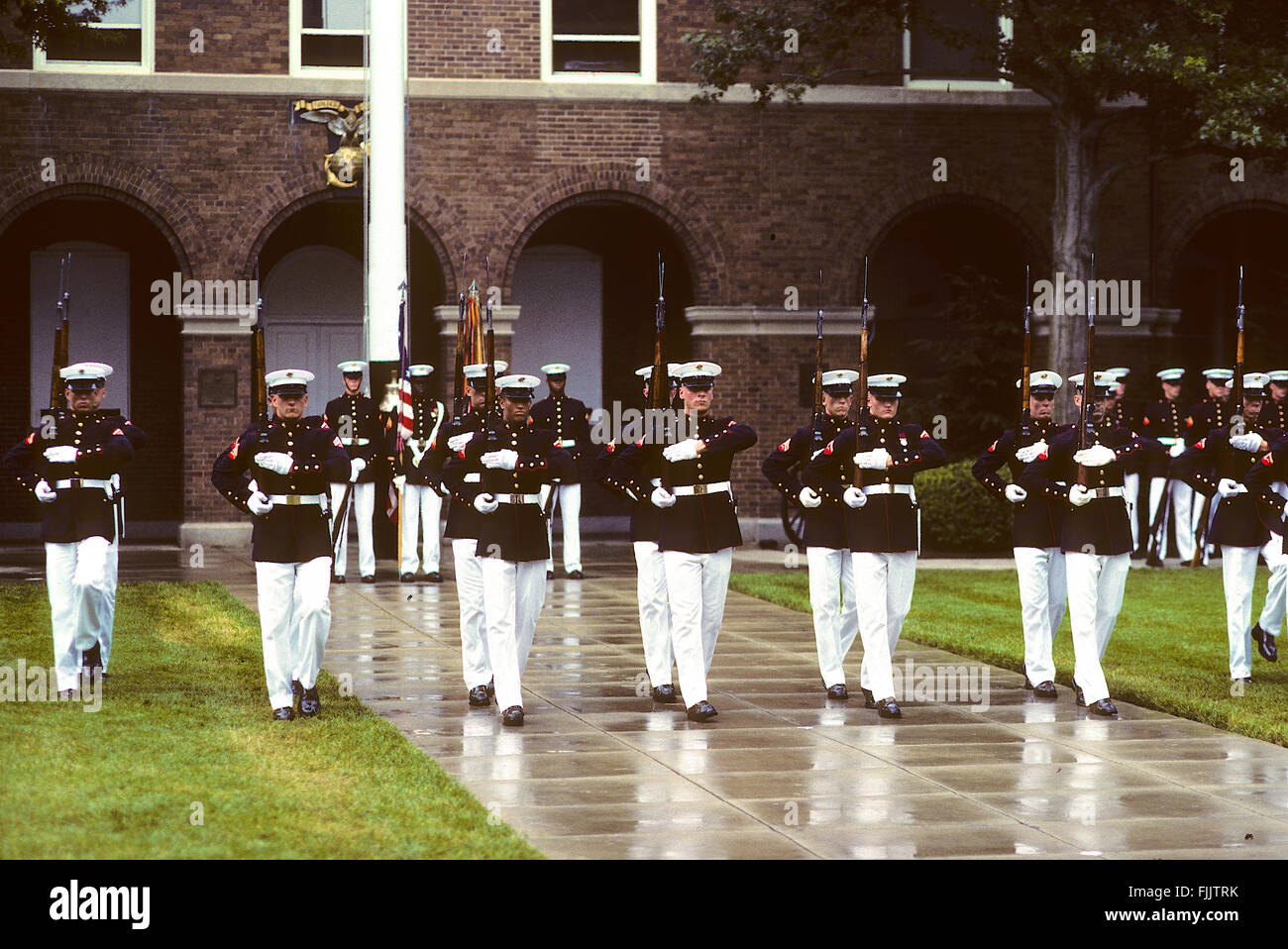 Washington, DC, USA, 4. Juli 1989 US Marine Corps Gewehr Drill Team führt während der jährlichen Juli 4. Veranstaltungen im Haus des Kommandanten des Korps am 8. und ich st. SW.  Bildnachweis: Mark Reinstein Stockfoto