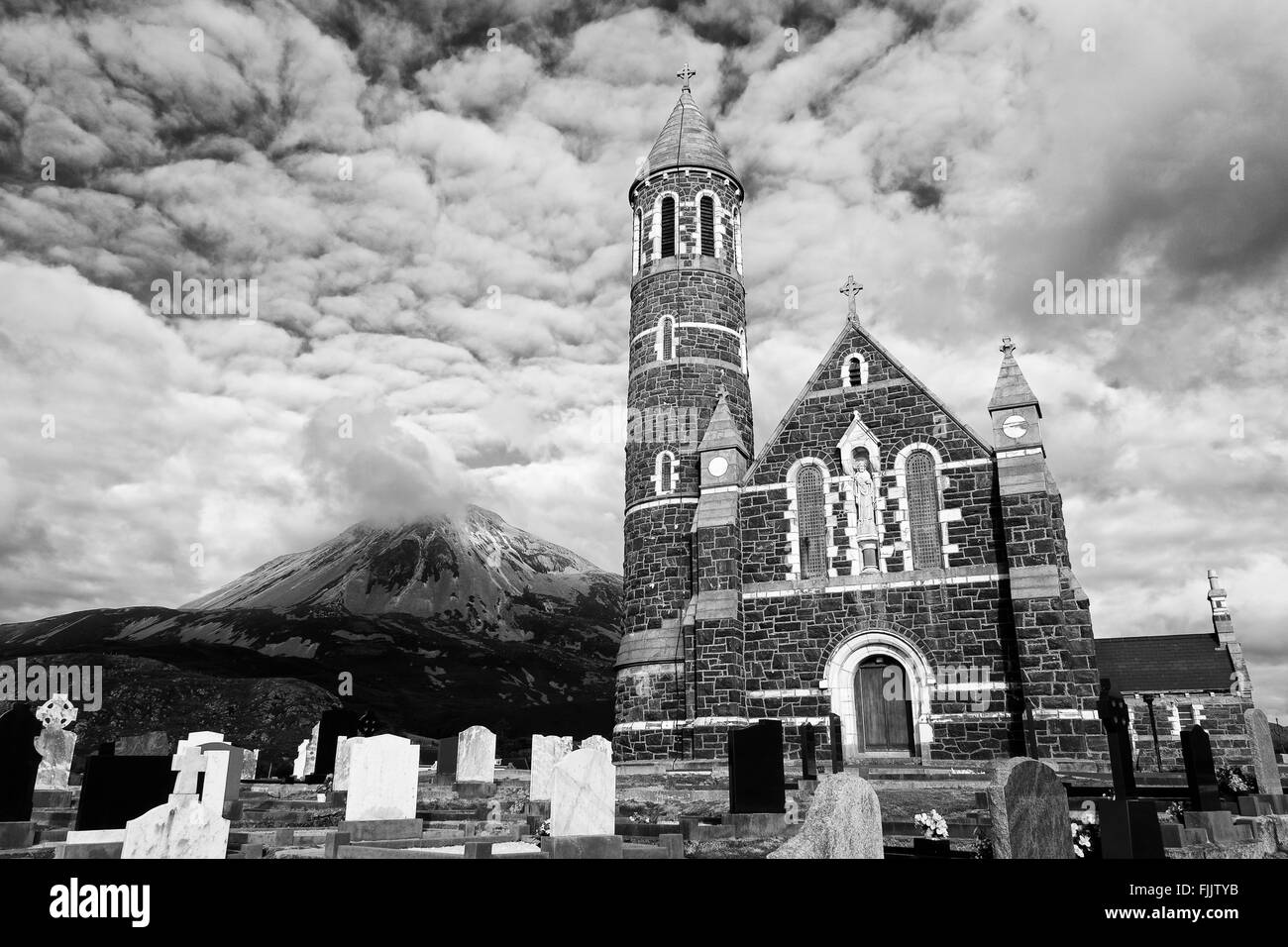 Dunlewy Kirche & Mount Errigal, Dunlewy Dorf, County Donegal, Irland Stockfoto