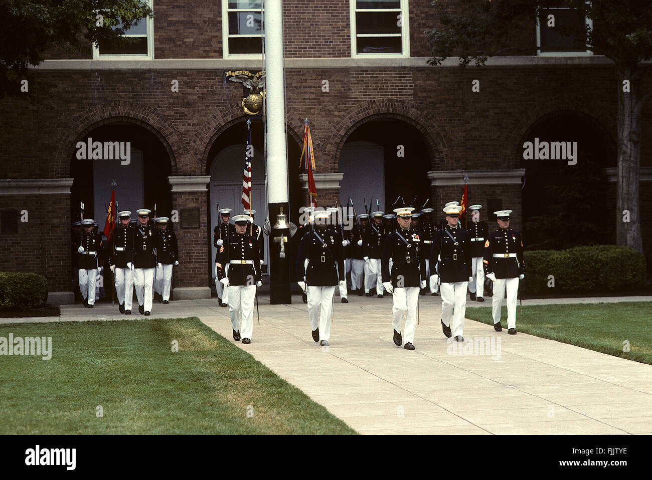 Washington, DC, USA, 4. Juli 1989 US Marine Corps Gewehr Drill Team führt während der jährlichen Juli 4. Veranstaltungen im Haus des Kommandanten des Korps am 8. und ich st. SW.  Bildnachweis: Mark Reinstein Stockfoto