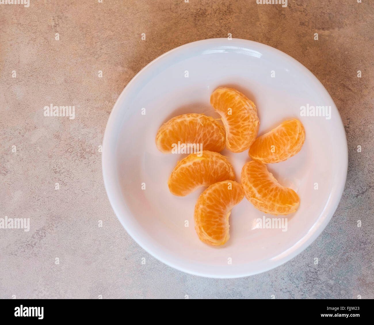 Mandarin Orange Scheiben in einer weißen Schüssel von oben. Stockfoto