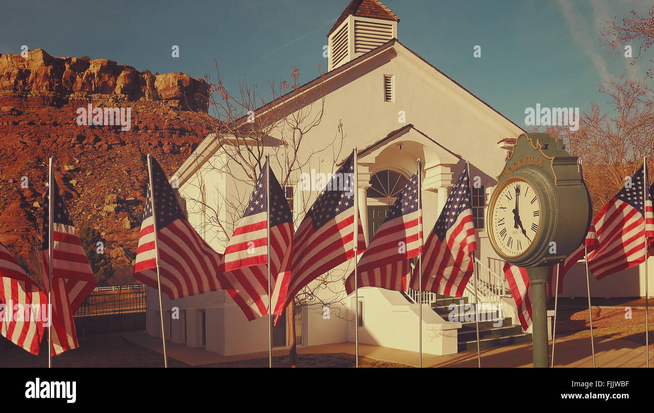 Amerikanische Flaggen neben Stadt Uhr in Rockville in Utah fliegen Stockfoto