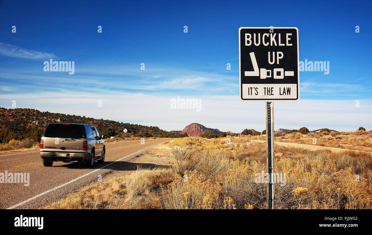 Auto geht ein Buckle Up es ist das Gesetz Zeichen ein Arizona Highway Stockfoto