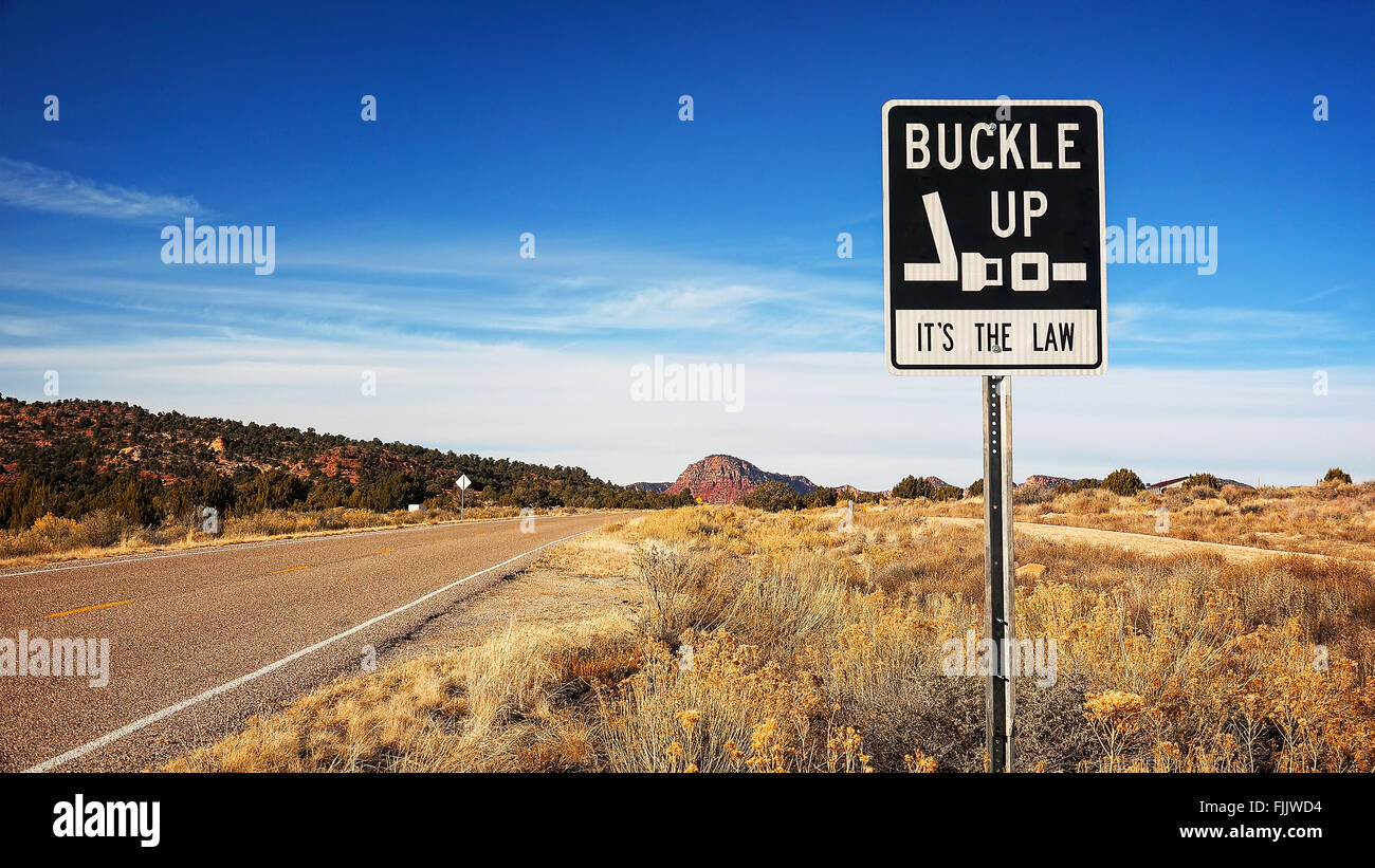 Buckle Up es ist das Gesetz Zeichen ein Arizona Highway Stockfoto