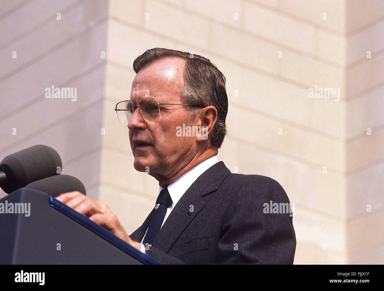 Washington, DC, USA, 29. September 1990 Präsident George H.W. Bush präsidiert den letzten Stein gelegt an der National Cathedral. Der offizielle Titel lautet Cathedral Church of St. Peter und St. Paul. Einnahme von 83 Jahre von dem Anfang bis heute.  Bildnachweis: Mark Reinstein Stockfoto