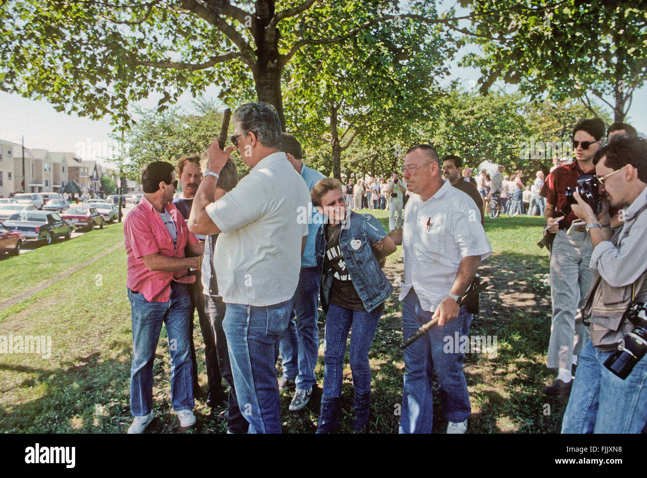 Chicago, Illinois Sept. 1988 KKK und Nazis Rallye in Marquette Park Chicago. Undercover-Polizisten verhaftet zwei white-Power-Demonstranten für den Transport von Waffen in Marquette Park. Bildnachweis: Mark Reinstein Stockfoto