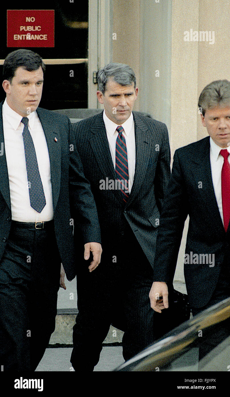 Washington, DC., Oktober 1987 Lt. Colonel Oliver North fährt aus der Hintertür von E. Barrett Prettyman United States Courthouse das Amtsgericht für Washington DC.  Bildnachweis: Mark Reinstein Stockfoto