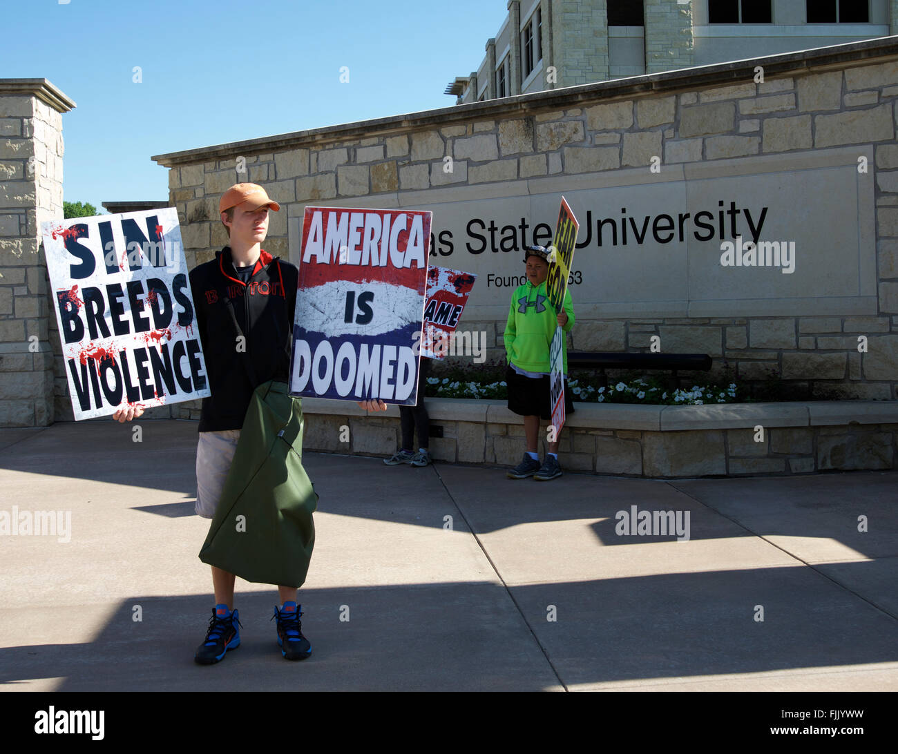 Manhattan, Kansas, USA, 27. Mai 2015 Mitglieder der Westboro Baptist Church von Topeka, Kansas Protest vor dem Haupteingang an der Kansas State University.  Bildnachweis: Mark Reinstein Stockfoto