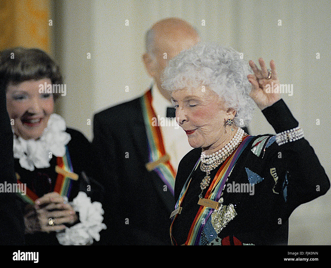 Washington, DC, USA, 3. Dezember, 1989 Musical Comedy star Mary Martin des diesjährigen Kennedy Center Honorees, Wellen während des Nachmittags Empfangs im East Room des weißen Hauses. Bildnachweis: Mark Reinstein Stockfoto