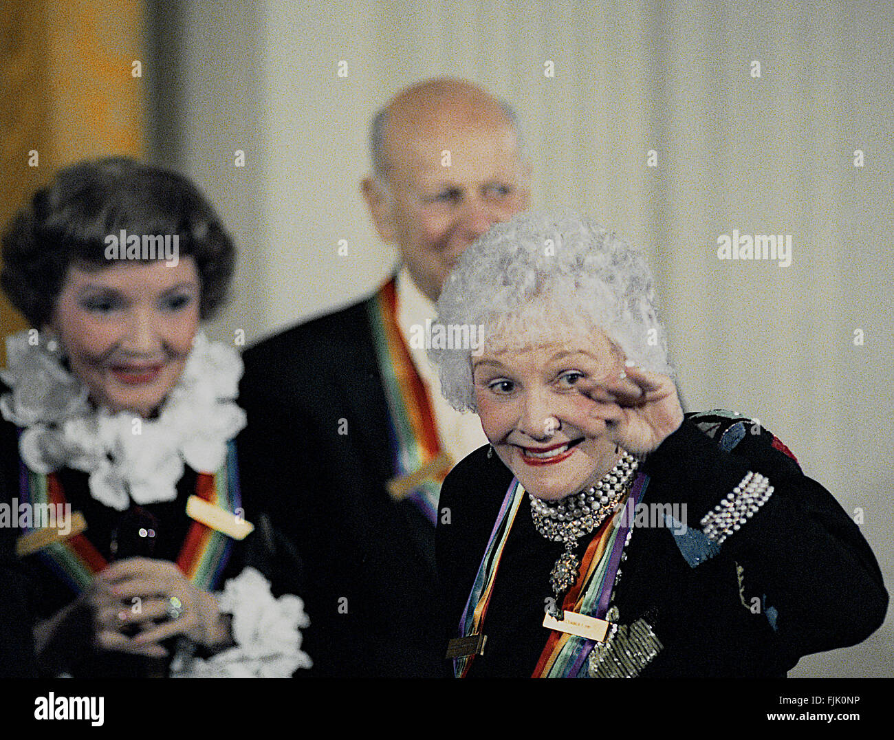 Washington, DC. , USA, 3. Dezember 1989 Musical-Comedy-star Mary Martin des diesjährigen Kennedy Center Honorees, Wellen während des Nachmittags Empfangs im East Room des weißen Hauses. Bildnachweis: Mark Reinstein Stockfoto