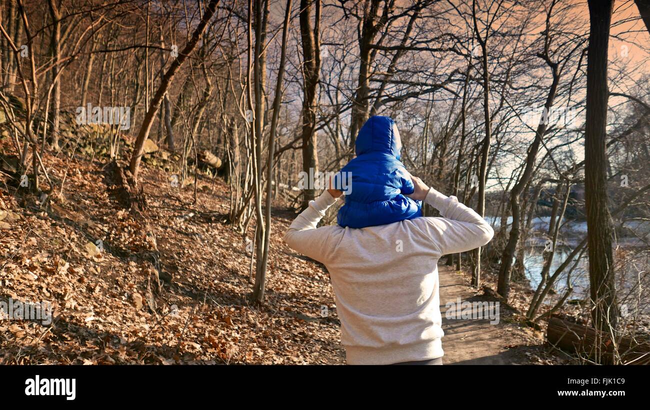 Vater mit seiner Tochter im Freien im Wald spielen. Stockfoto