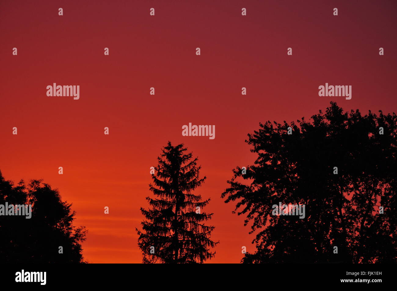 Roter Himmel in der Nacht während des Sonnenuntergangs Stockfoto