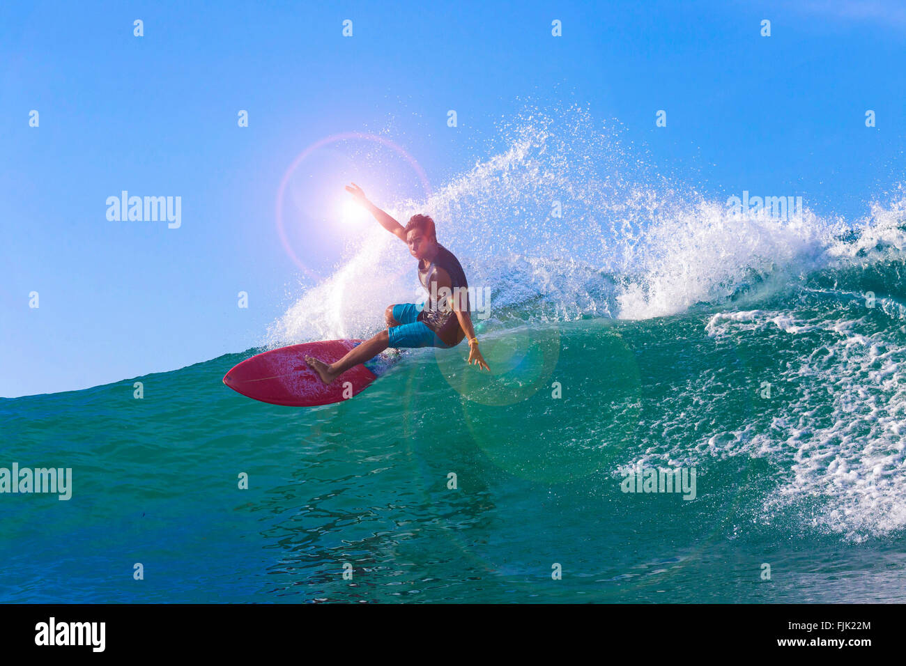 Surfer auf einer Welle Stockfoto