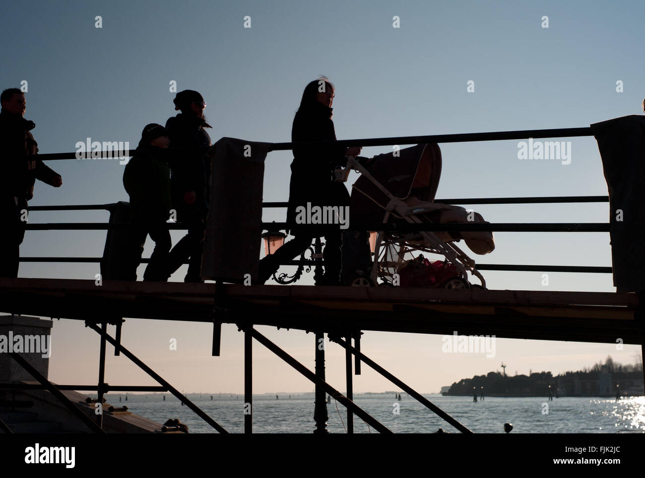 Silhouette Menschen überqueren einer Brücke bei Sonnenuntergang. Venedig, Italien Stockfoto