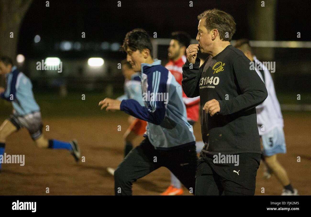 München, Deutschland. 18. Februar 2016. Coach Olaf Butterbrod (R) führt Schulungen mit dem ESV Neuaubing Integrationsteam in München, Deutschland, 18. Februar 2016. Der Sportverein präsentiert der erste Flüchtling, Fußballverein in Bayern und eine der ersten im Land, werden die in der deutschen Liga teilnehmen. Foto: MATTHIAS BALK/Dpa/Alamy Live-Nachrichten Stockfoto