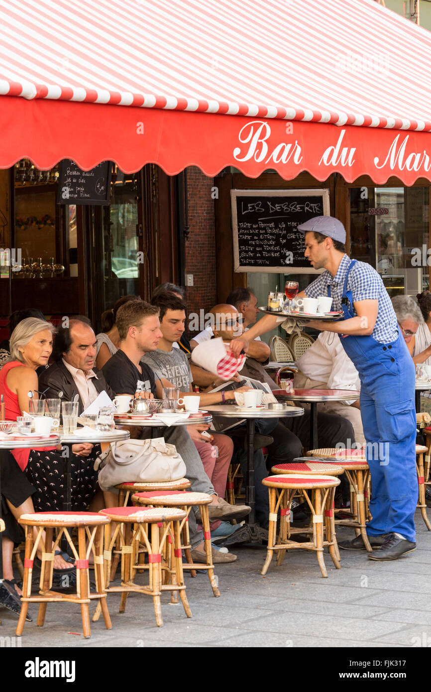 Kunden, die Kellner an der Bar du Marche, ein typisches Straßencafe in der modischen Saint Germain, Paris, Frankreich Stockfoto