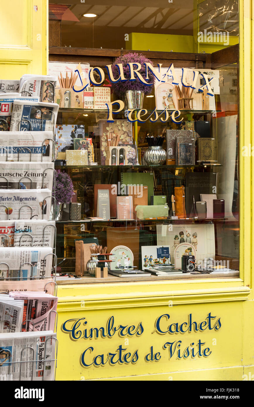 Internationale Zeitungen, Papier-Produkte und Geschenkartikel auf dem Display im Schaufenster Schreibwaren, Paris, Frankreich Stockfoto