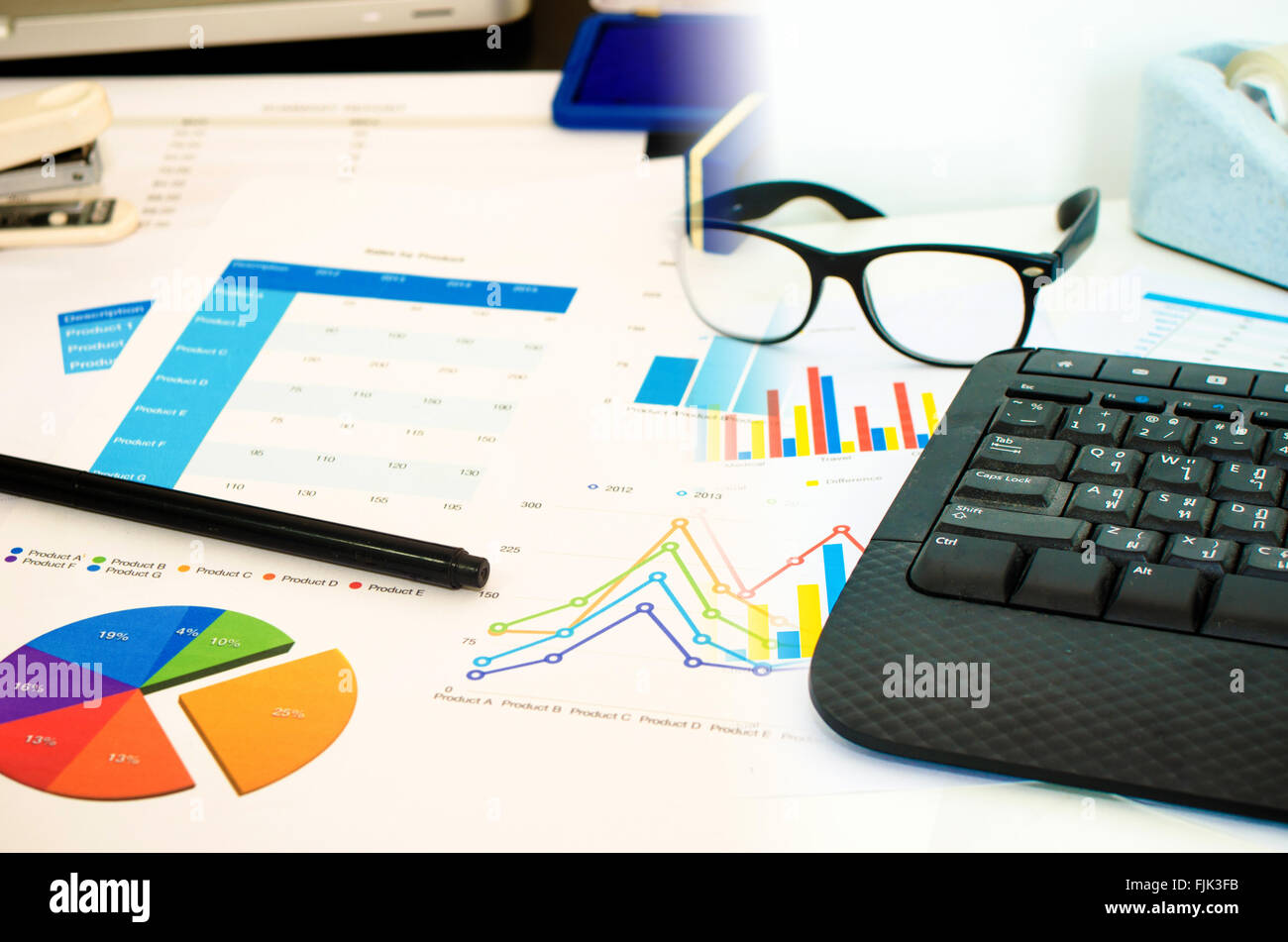 Geschäftsdokument und Tastatur und Stift mit Business Diagramme, Grafiken, Statistiken und Dokumente Stockfoto
