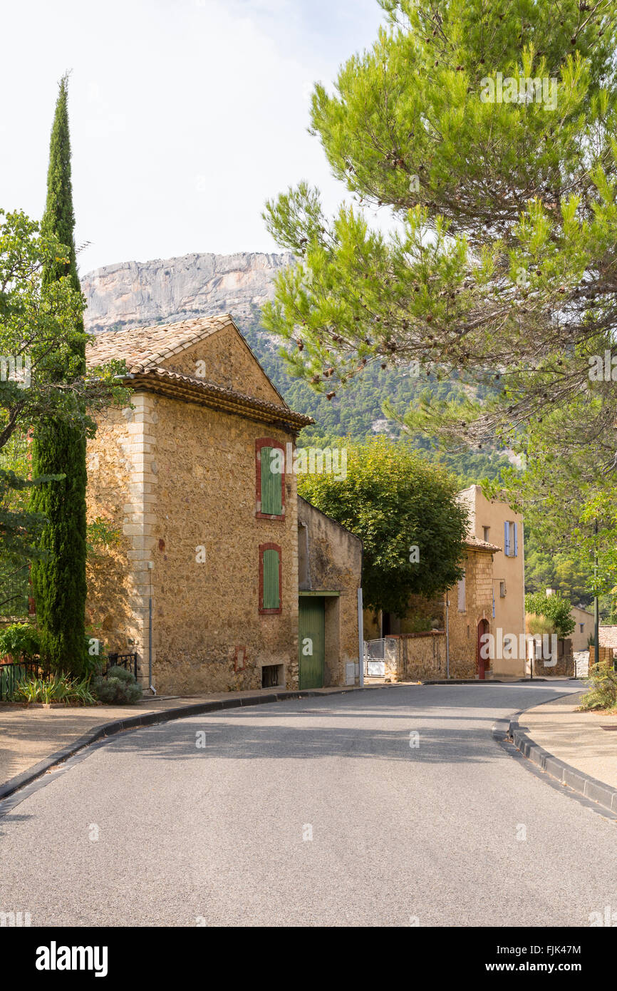 Street Scene und typische Gebäude aus Stein in dem historischen Dorf Lafare, Vaucluse, Provence, Frankreich Stockfoto