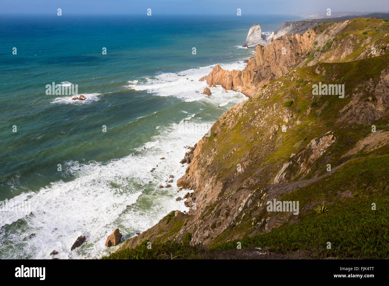 Felsen und Meer an der Atlantik Küste am Cabo da Roca, Colares, Portugal, dem westlichsten Punkt des kontinentalen Europa Stockfoto