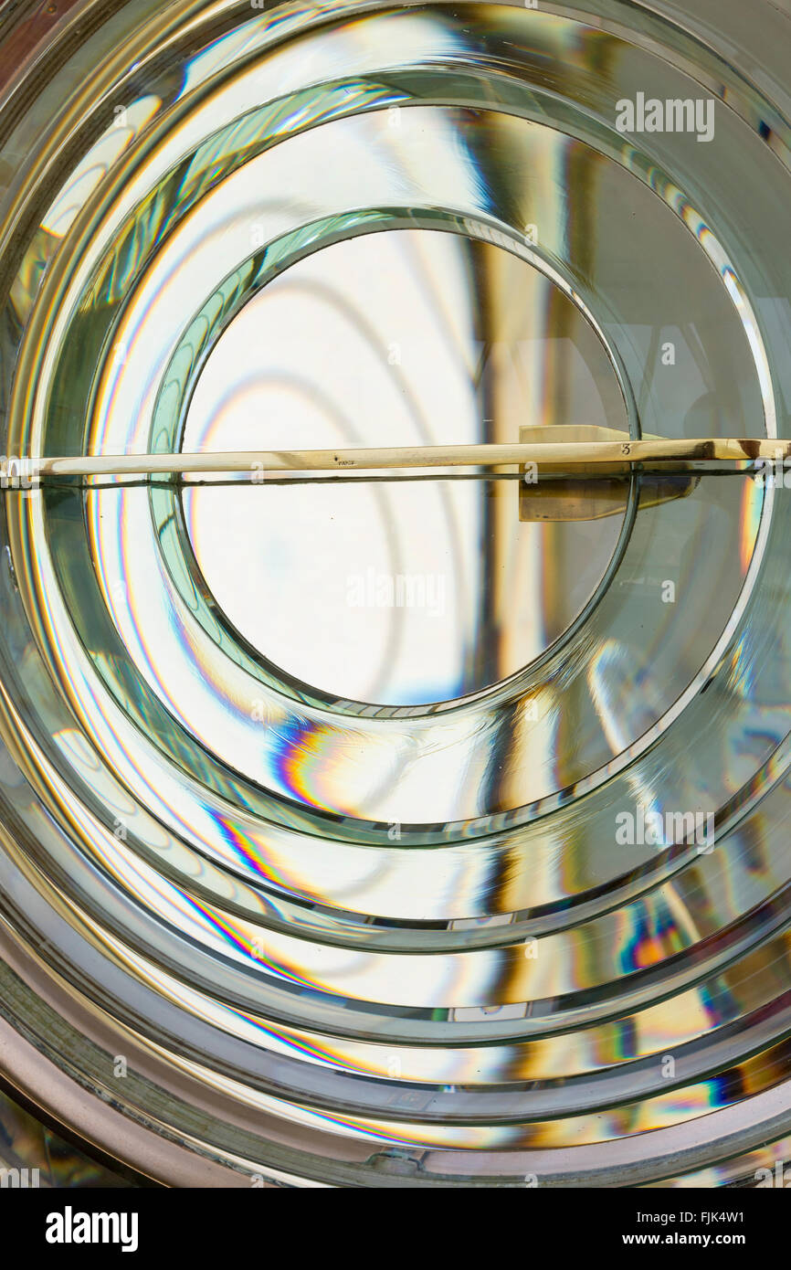 Detail der Fresnel-Linse am Leuchtturm Cabo da Roca, Portugal. Poliertem Glaslinse vergrößert eine 3000-Watt-Lampe. Stockfoto