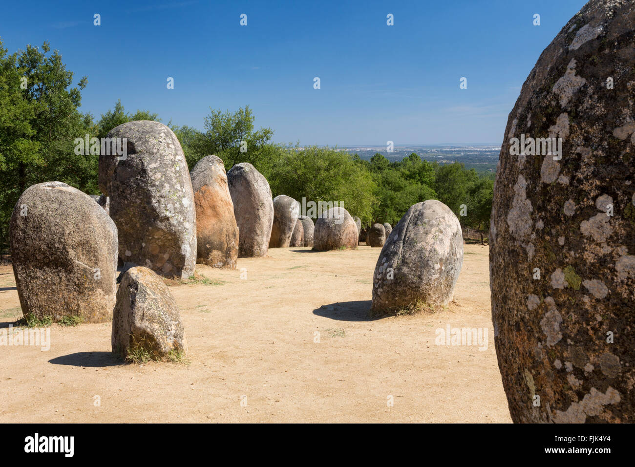 Die Almendes Cromlech, einer prähistorischen neolithische Steinkreis in der Nähe von Evora in der Region Alentejo, Portugal. Europäische Steinzeit Megalithen. Stockfoto