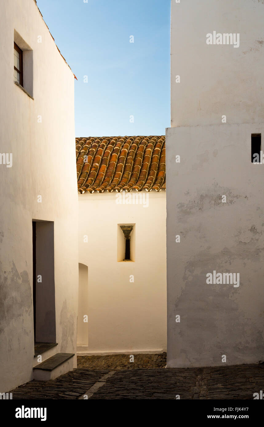 Licht reflektiert sie den weiß getünchten Wänden der alten Gebäude im historischen Dorf Monsaraz, Alentejo, Portugal Stockfoto