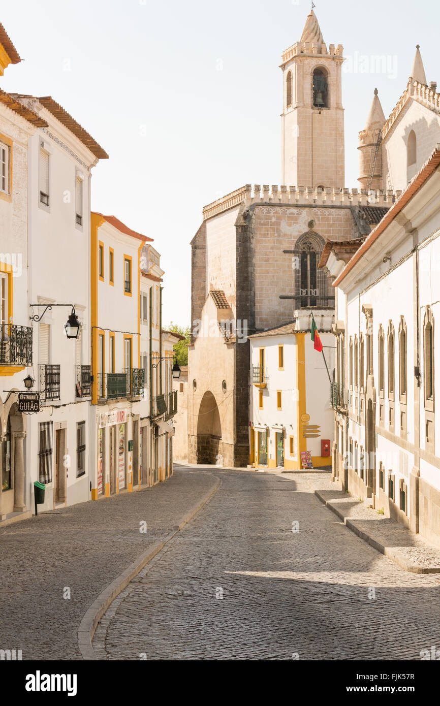 Typischen Gebäuden mit bemalten Fassaden Linie eine gepflasterte Straße in Evora, Region Alentejo, Portugal Stockfoto