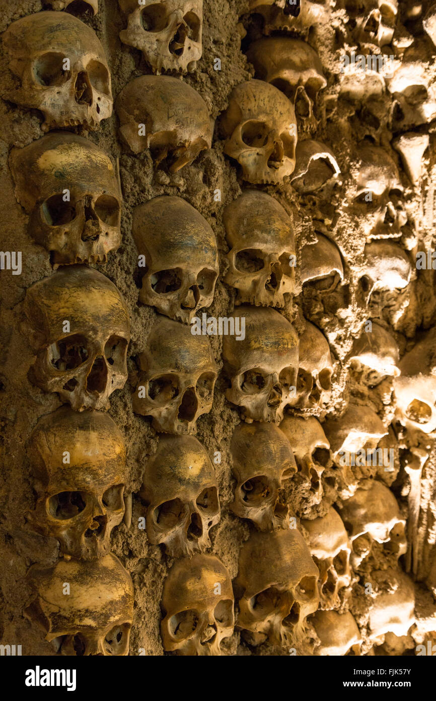 Interior Details von menschlichen Schädeln in der berühmten "Knochen-Kapelle", Evora, Region Alentejo, Portugal Stockfoto