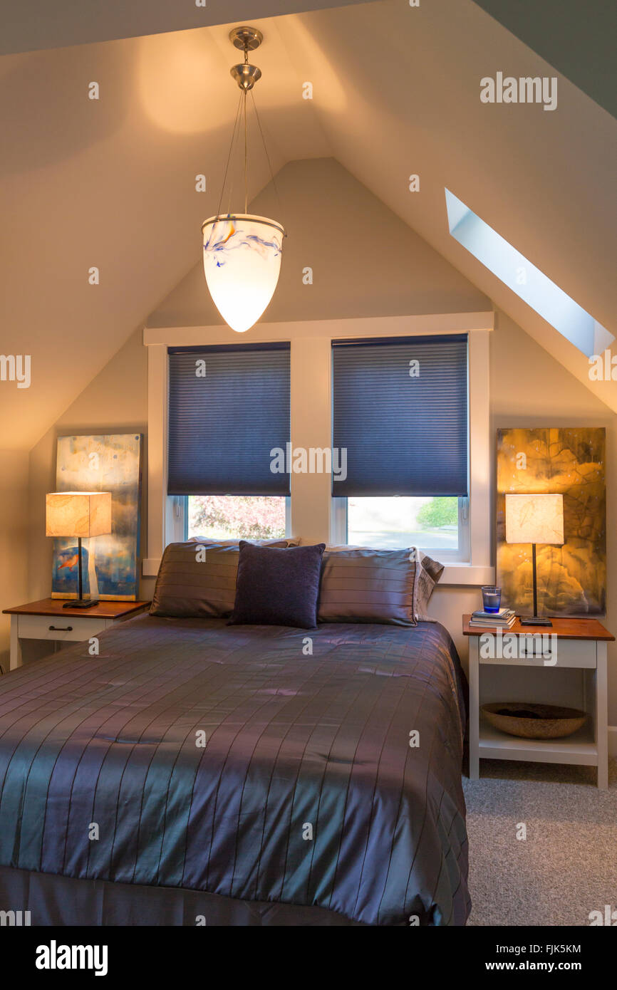 Schlafzimmer mit Bett, Nachttische, gewölbte Decke, Fenster mit Fenster-Beläge,  Artwork und Akzentbeleuchtung in gehobenen Hause Stockfotografie - Alamy