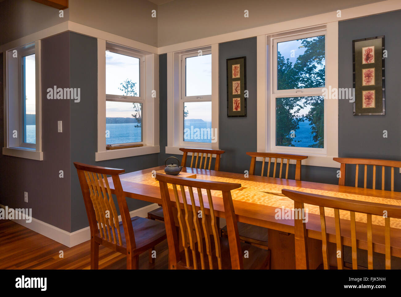 Essbereich mit Tisch und Stühlen und Blick Holzfenster in zeitgenössische gehobene Wohngebäude Stockfoto