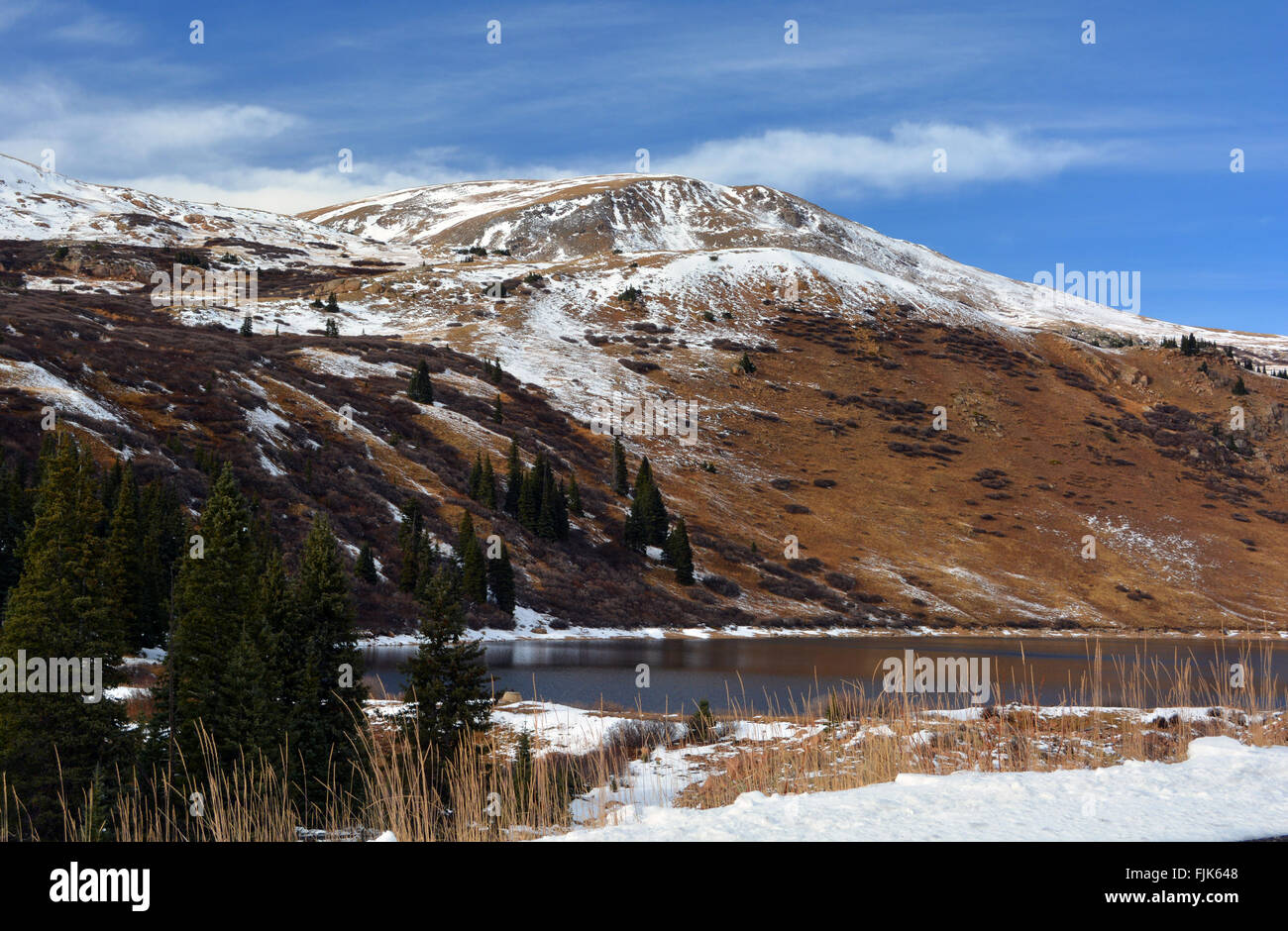 Schneebedeckte Berge See an einem sonnigen Tag Stockfoto