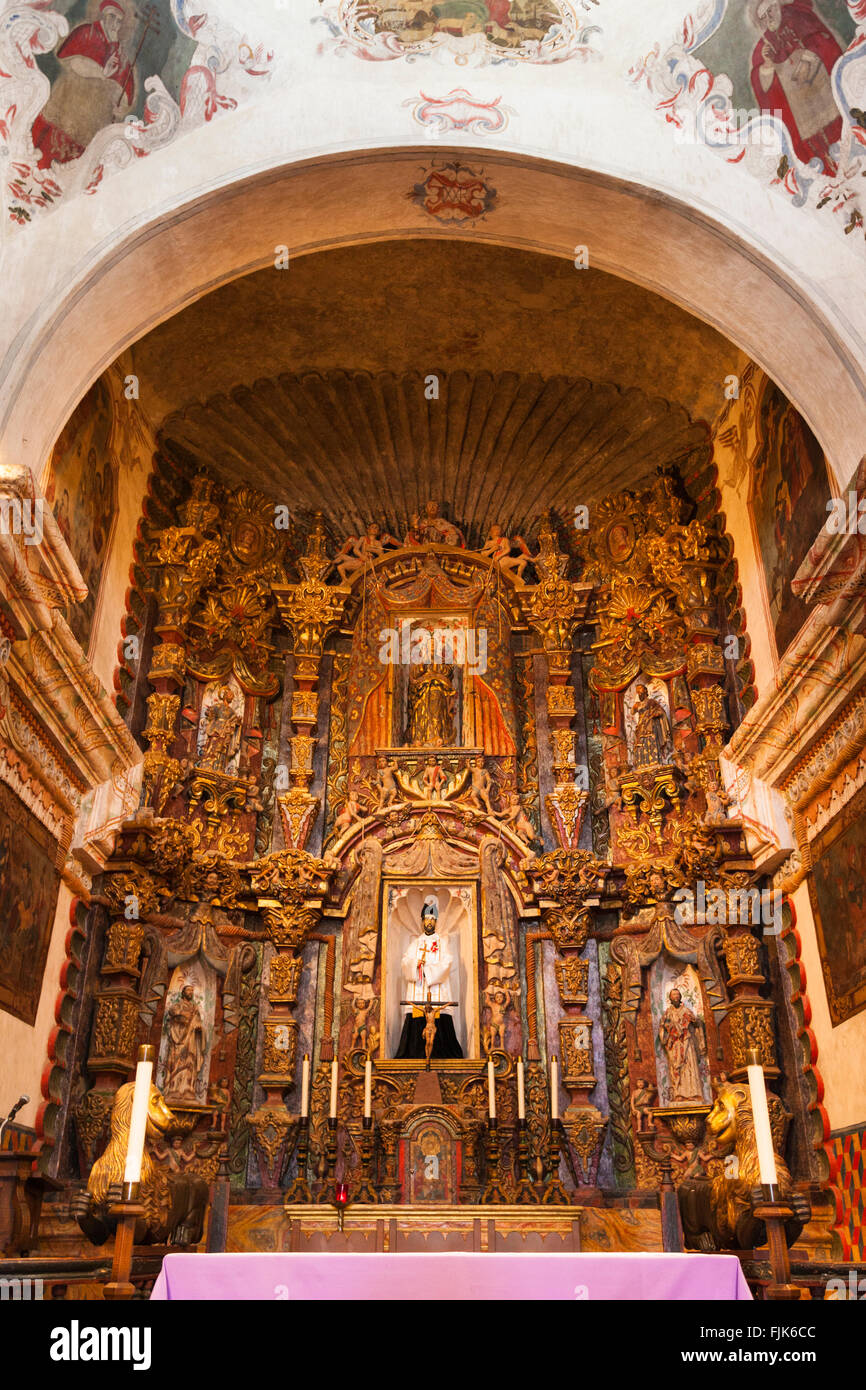 Die reich verzierten, vergoldeten Altar im historischen Spanischen Kolonialen Kirche der Mission San Xavier del Bac, Tucson, Arizona. Amerikanischen Südwesten reisen Sehenswürdigkeiten. Stockfoto