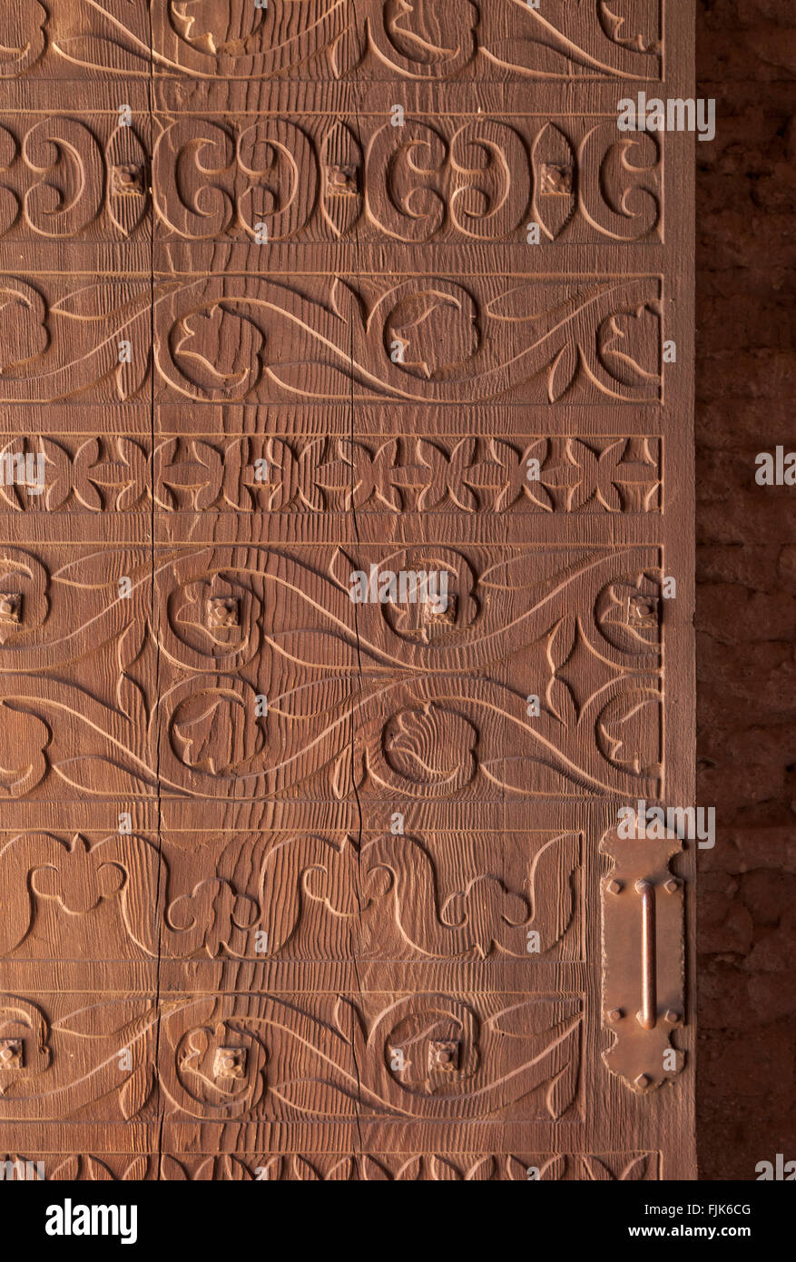 Detail einer fein geschnitzte Holztür an Tumacacori National Historical Park, Arizona. Historischen Spanischen Kolonialen Missionen im amerikanischen Südwesten. Stockfoto