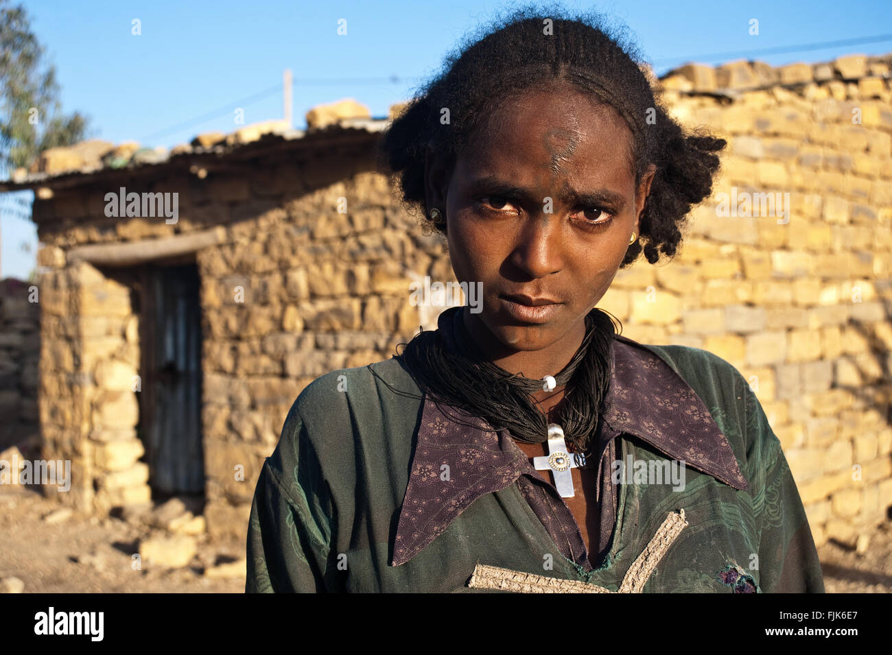 Junge Frau, die Agaw Menschen angehören. Sie steht vor dem Haus, die sie mit zwei anderen Familien zu mieten ist. Stockfoto