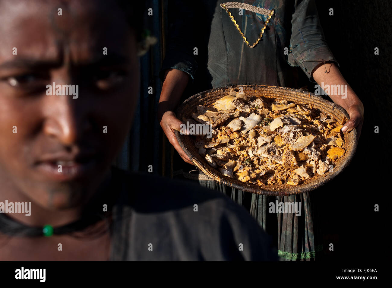 Zwei Frauen, die das Agaw Volk angehören. Die Frau hinter zeigt dem Essen, dass sie essen (z. B. Reste von Restaurants gegeben) Stockfoto