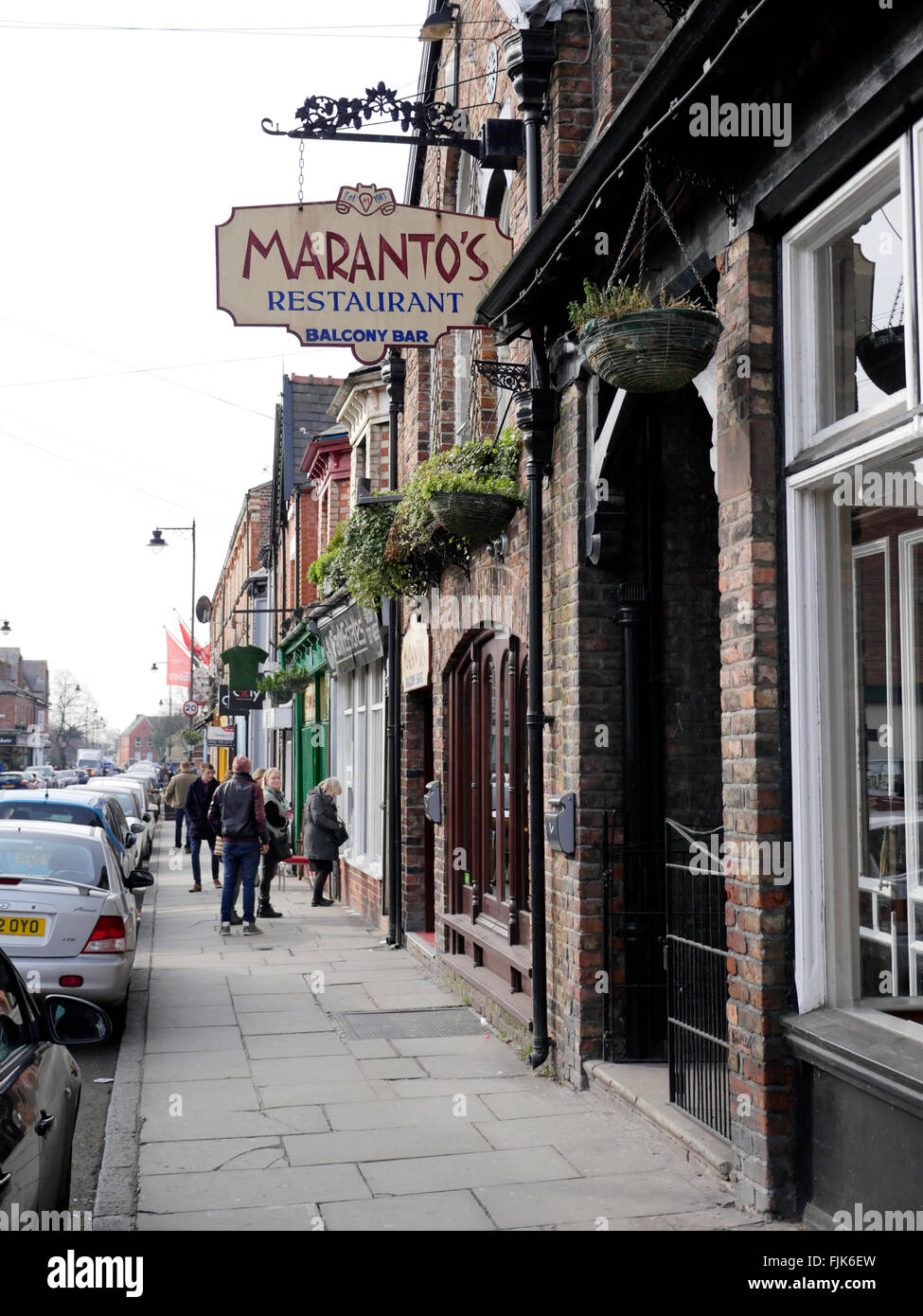 Lark Lane Liverpool.England UK. Eine Straße in Liverpool berühmt für seine böhmische Ruf, Cafés, Restaurants, Bars, Pubs, Geschäfte und Kunst-Galerien. Stockfoto