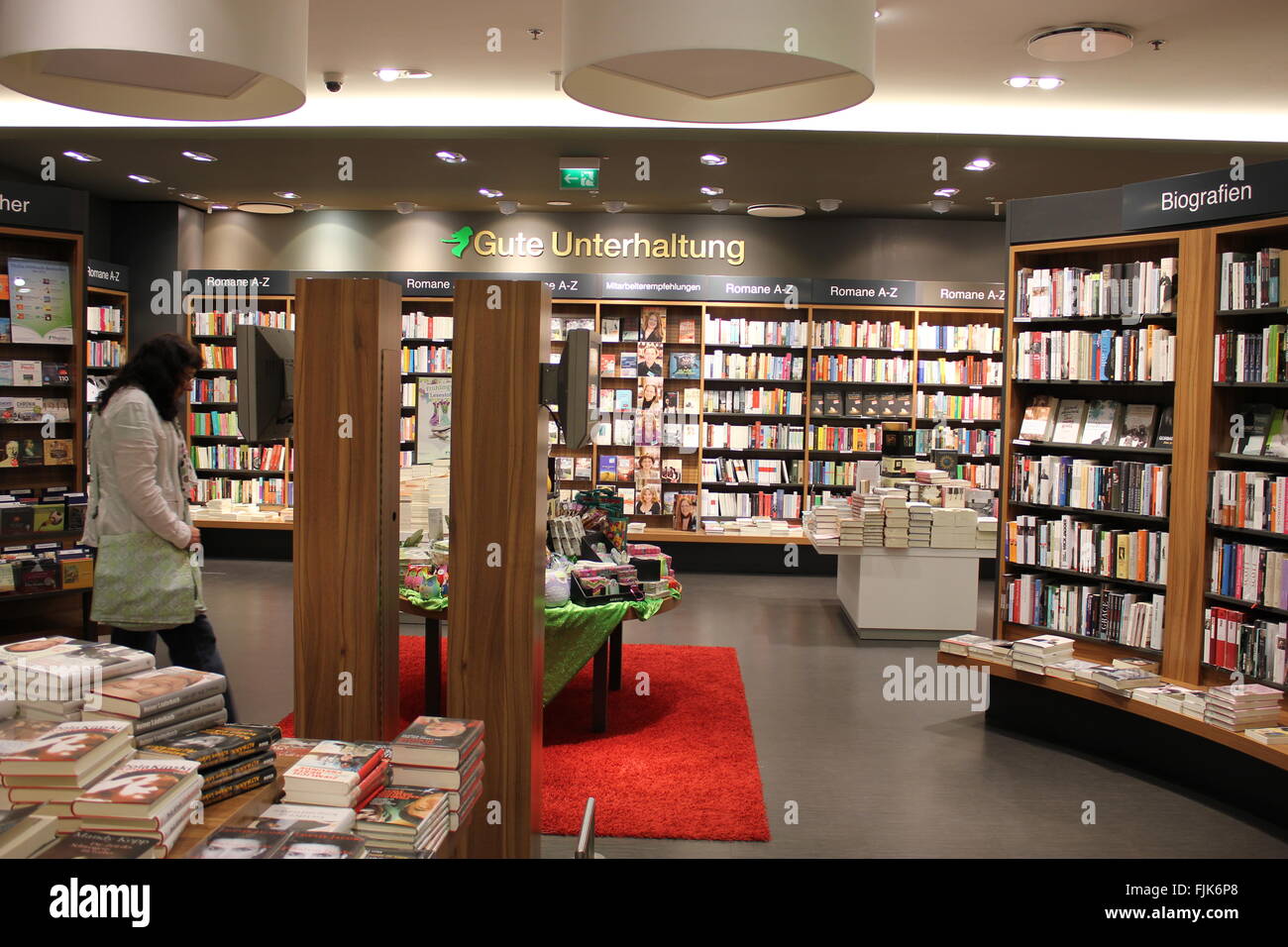 Schauen Sie in eine Buchhandlung in Bonn, Deutschland Stockfoto