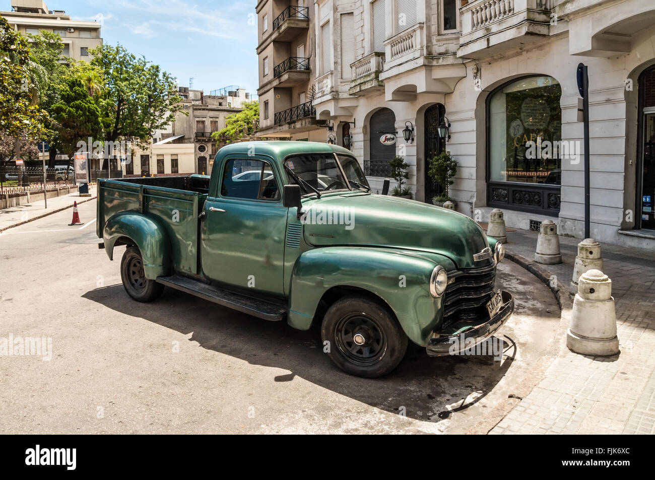 Amerikanische Oldtimer auf Straße in Montevideo, Uruguay. Stockfoto