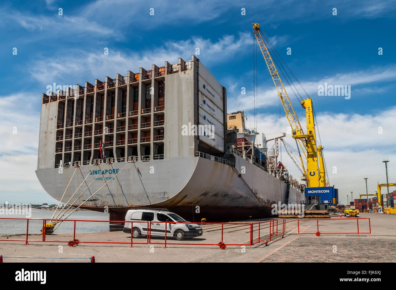 Containerschiff OOCL Singapur Verladung von Containern im Hafen von Montevideo - Uruguay Stockfoto