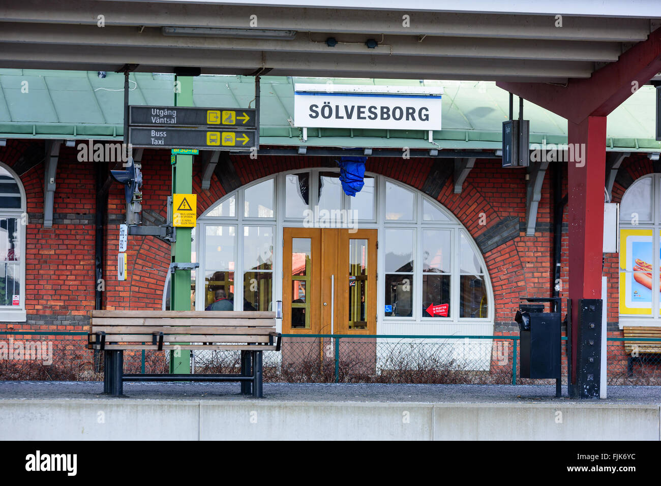 Solvesborg, Schweden - 27. Februar 2016: Der Eingang zum Solvesborg Bahnhof aus über die Eisenbahn gesehen. Leere Plattf Stockfoto